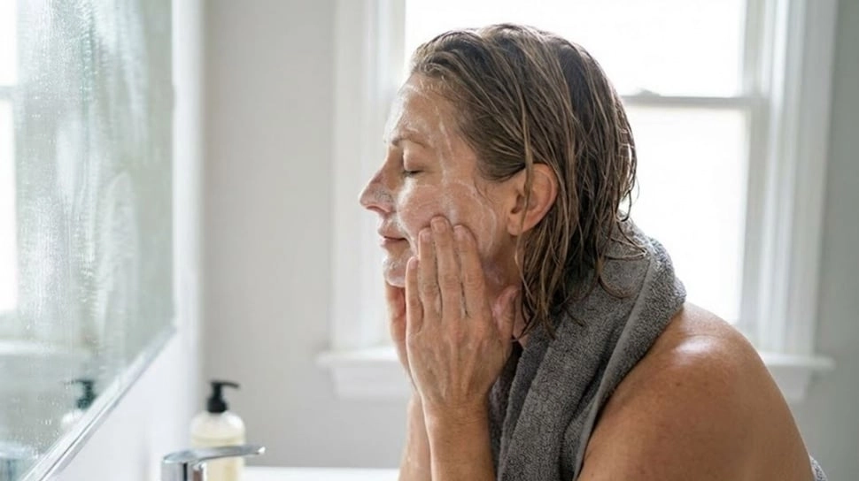 Cara Memilih Sabun Muka Usia 40-an, Ini 5 Produk yang Aman untuk Anti Aging