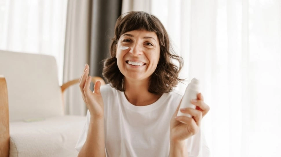 5 Rekomendasi Sunscreen Anti Aging untuk Wanita Usia 45 Tahun