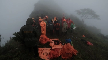 Terhambat Angin Kencang dan Kabut, Begini Proses Evakuasi Korban Pesawat di Gunung Bulusaraung