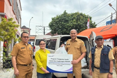 Peruri Salurkan Paket Sembako untuk Korban Banjir di Karawang