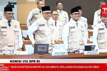 Rapat dengan DPR, Menhaj Pamer Seragam Baru Petugas Haji