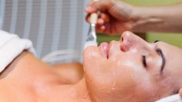 Berapa Harga Treatment Chemical Peeling untuk Hilangkan Flek Hitam? Ini Beda Jenisnya