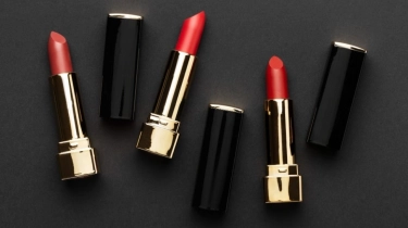 Kulit Sawo Matang Cocok Pakai Lipstik Warna Apa? Cek 5 Rekomendasinya