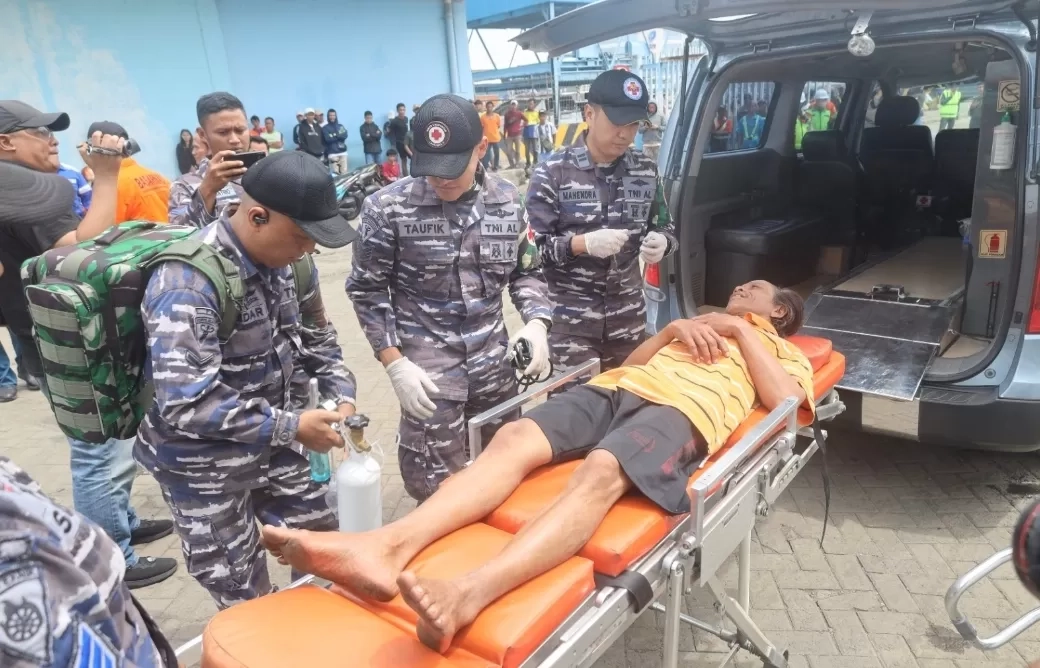 Terombang-Ambing di Perairan Masalembo setelah Kapal Tenggelam, Prajurit TNI AL Selamatkan 18 ABK