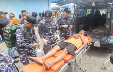 Terombang-Ambing di Perairan Masalembo setelah Kapal Tenggelam, Prajurit TNI AL Selamatkan 18 ABK