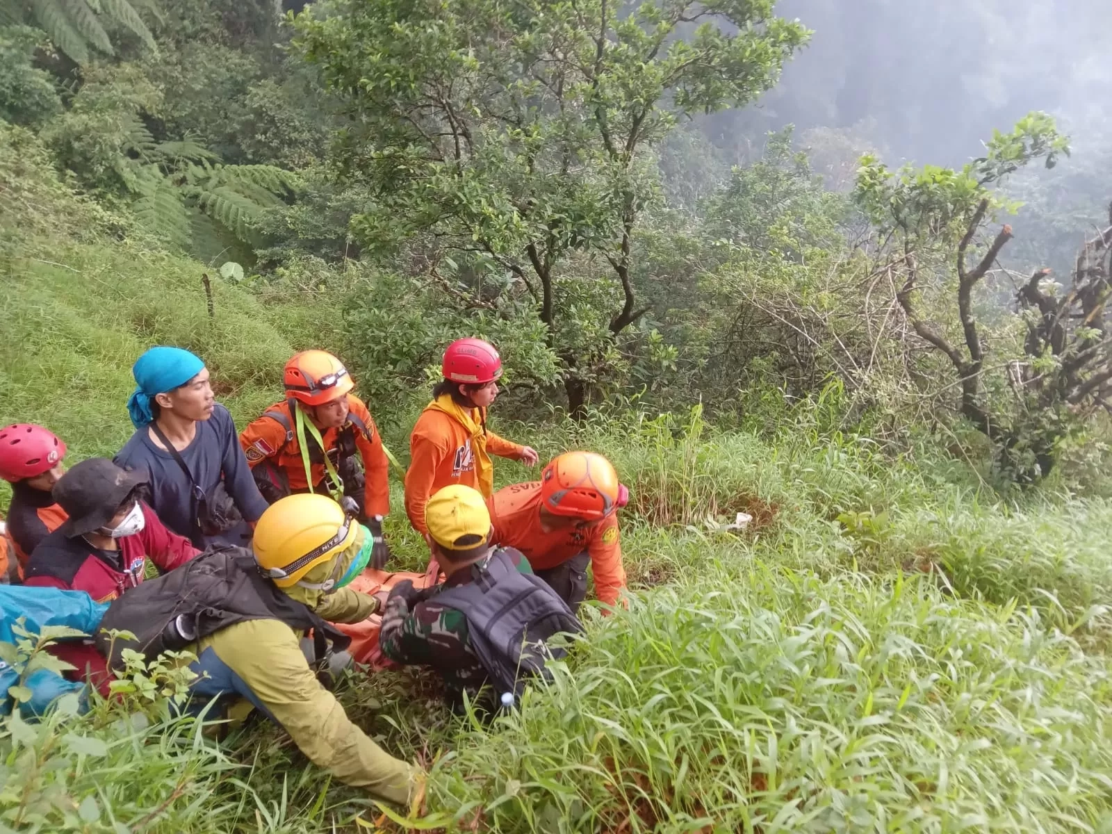 Tim SAR Gabungan Berhasil Evakuasi 1 dari 6 Jenazah Korban Kecelakaan Pesawat ATR 42-500 ke Puncak Gunung Bulusaraung