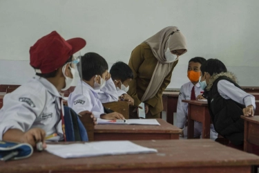 Komisi X DPR Ingatkan Mendikdasmen soal Kesejahteraan Guru Honorer