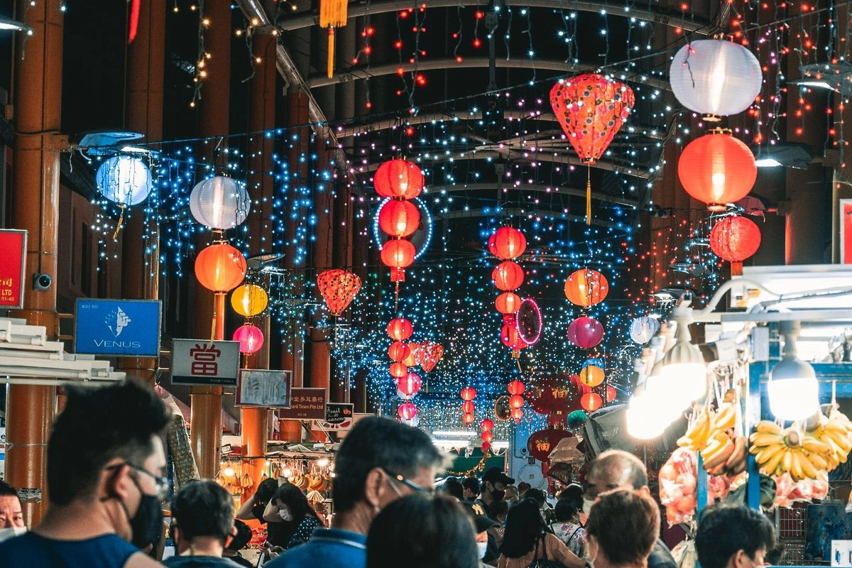 Serba-serbi Perayaan Imlek 2026 di Ngong Ping Hong Kong, Bisa Naik Kereta Gantung Malam Hari
