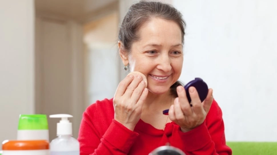 5 Bedak untuk Tutupi Garis Halus di Usia 55 Tahun, Wajah Jadi Tampak Muda