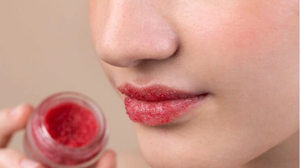 6 Rekomendasi Lip Scrub untuk Angkat Kulit Mati Bibir, Bisa Dipakai Usia 40 Tahun ke Atas