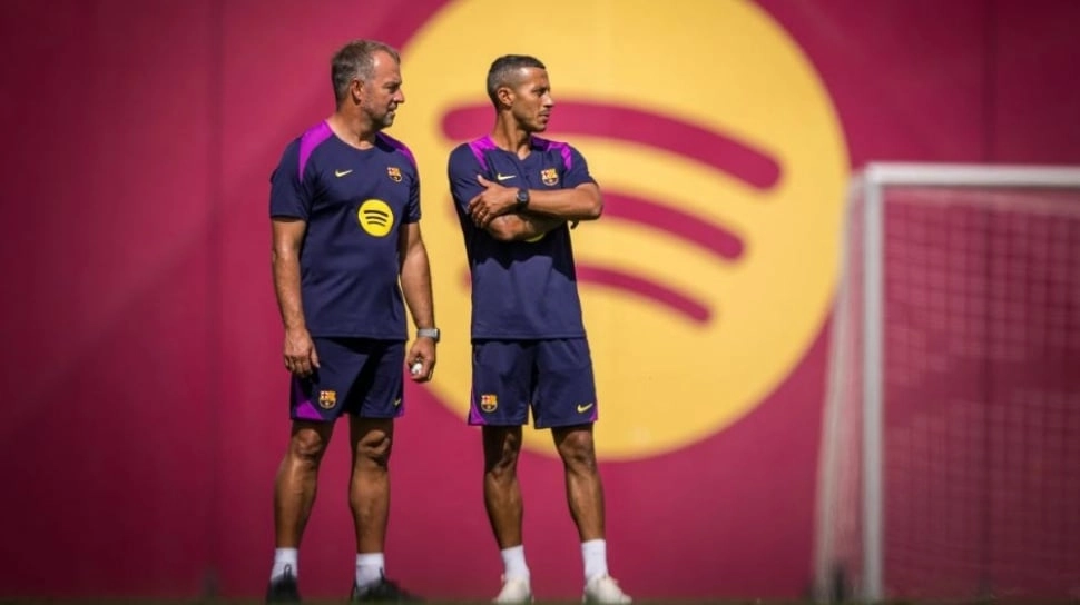 Hansi Flick Pusing Jelang Barcelona Hadapi Laga Hidup Mati Kontra Eks Klub Kevin Diks