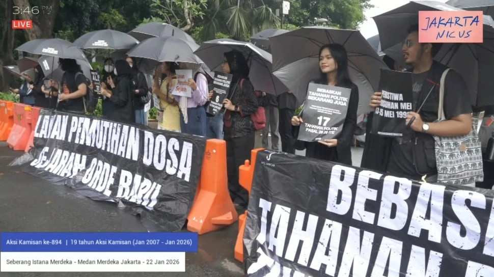 Hujan Deras Tak Padamkan Ingatan, Puluhan Massa Bertahan di Aksi Kamisan ke-894 di Depan Istana