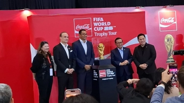 Trofi Asli Piala Dunia 2026 Sambangi Jakarta, Ribuan Warga Antusias