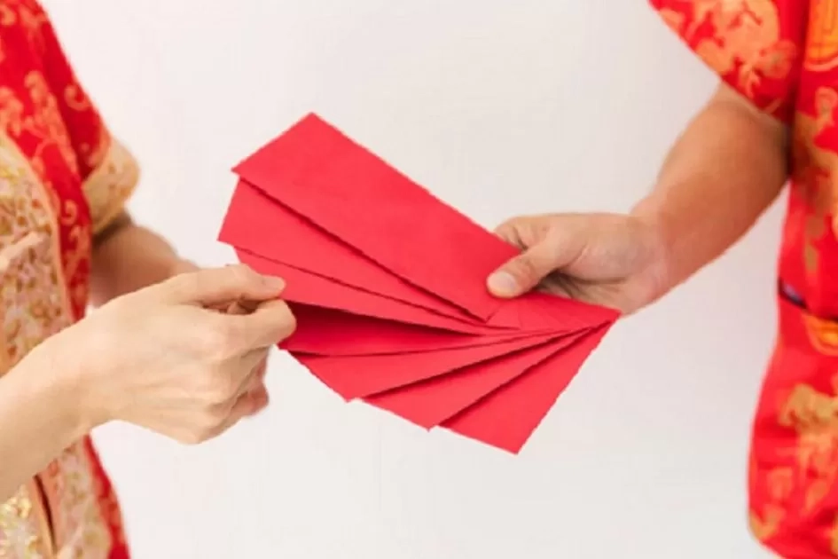 Jangan Asal Terima! Ini 9 Kesalahan Saat Menerima Angpao yang Sering Disepelekan