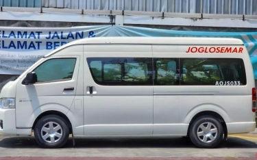 Mau Bepergian Lebih Praktis? Ini Kelebihan dan Kekurangan Travel Shuttle Door-to-Door