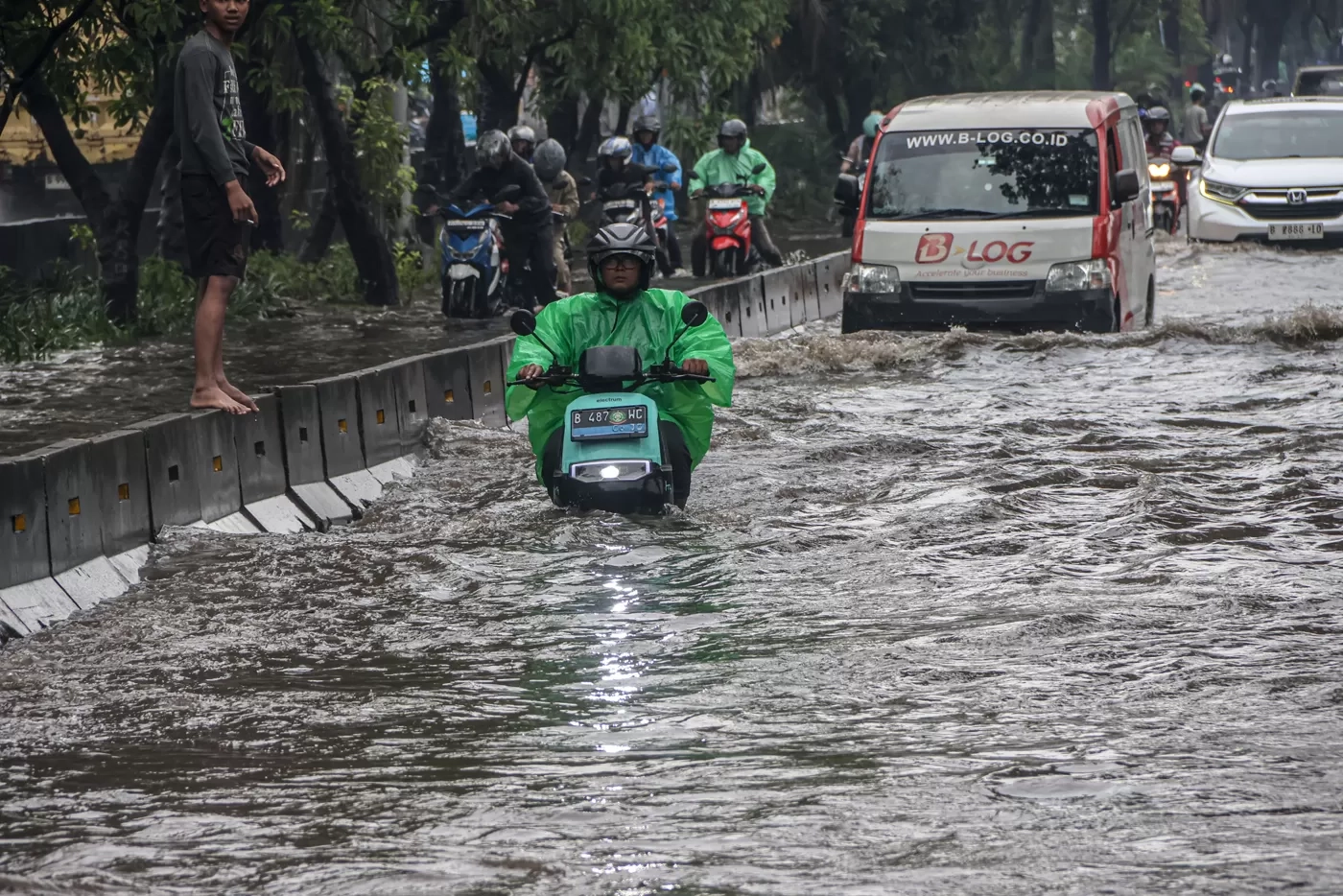 Nekat Lewati Banjir Pakai Motor? Ini 5 Tips Aman Biar Nggak Mogok dan Tetap Selamat