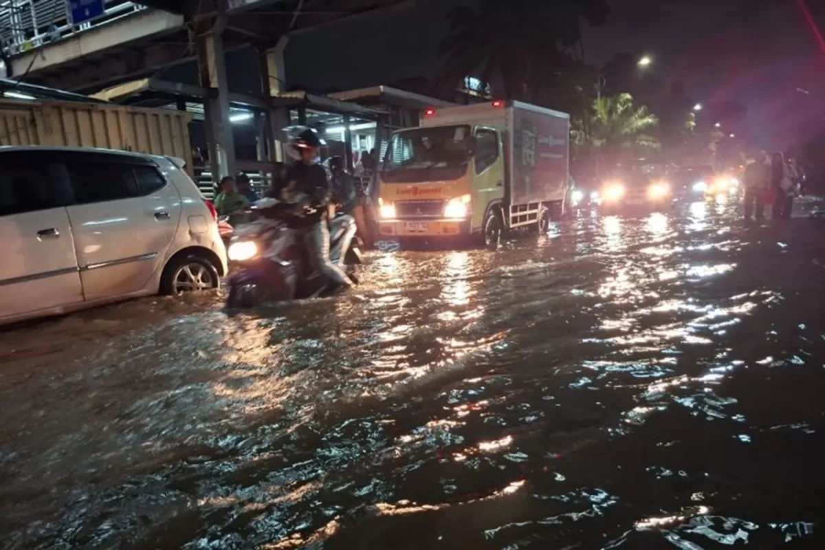Nekat Terjang Banjir Pakai Mobil Matic? Baca Dulu 6 Tips Ini Biar Mesin Nggak Jebol