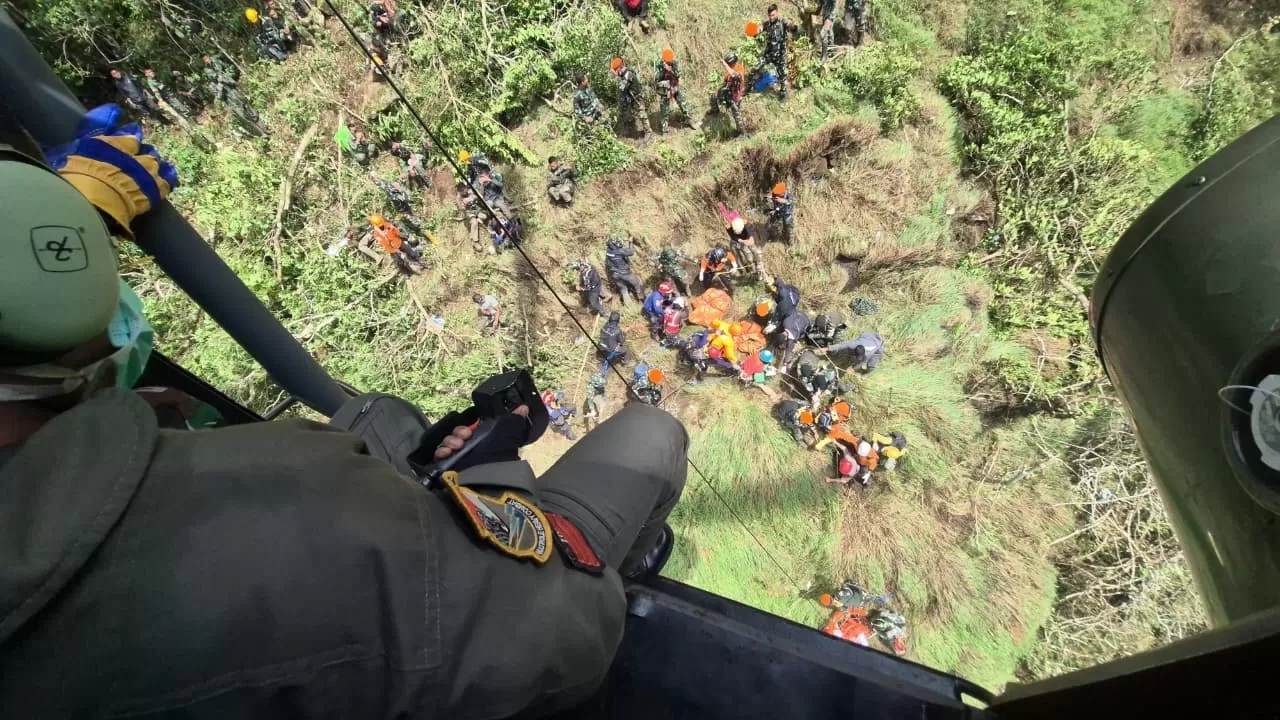 Tim SAR Gabungan Serahkan 7 Kantong Jenazah Korban Kecelakaan Pesawat ATR 42-500 Kepada Tim DVI