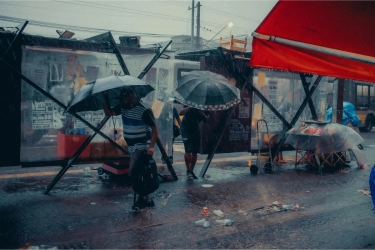 Basah Kuyup dan KRL Padat Bikin Stres? Psikiater Ungkap Cara Atasi “Burnout” di Jalan