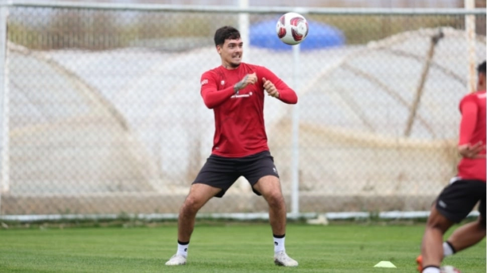 Benarkah Shayne Pattynama Segera Merapat ke Persija Jakarta?