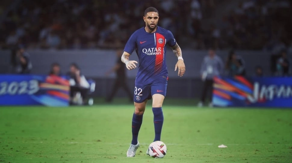 Viral Foto Layvin Kurzawa Tiba di Indonesia, Siap Diresmikan Persib Bandung