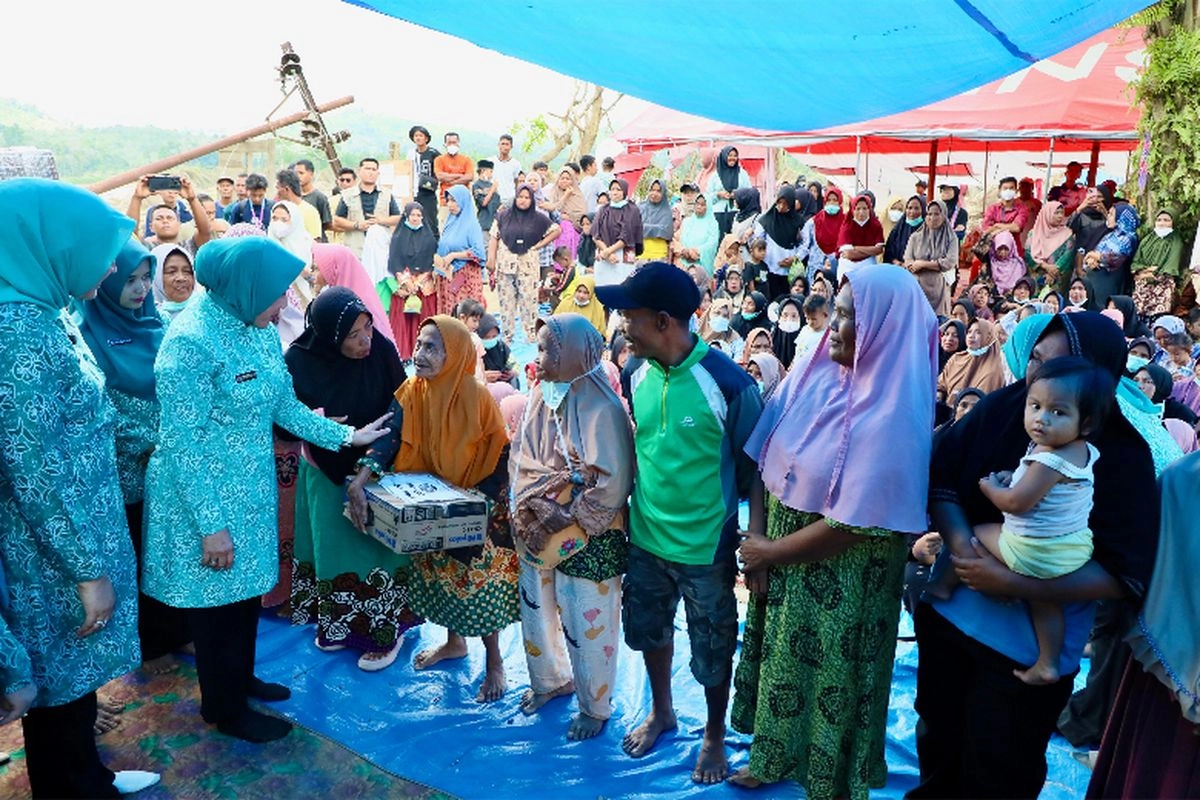 Ketum TP-PKK Pusat Tri Tito Karnavian Salurkan Bantuan Pascabencana di Aceh Tamiang