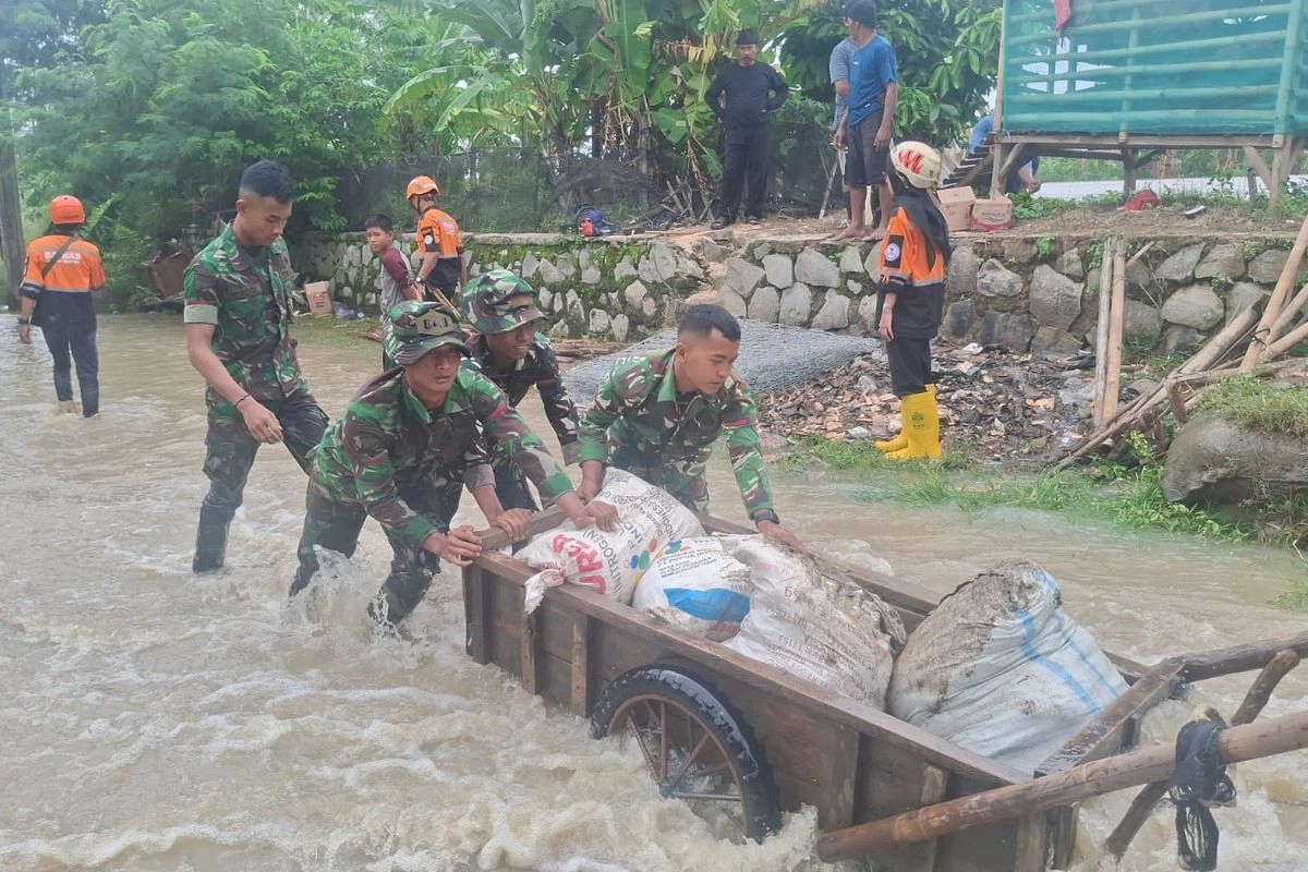 Tangani Banjir, TNI Bersama Warga Perbaiki Tanggul Jebol di Bekasi