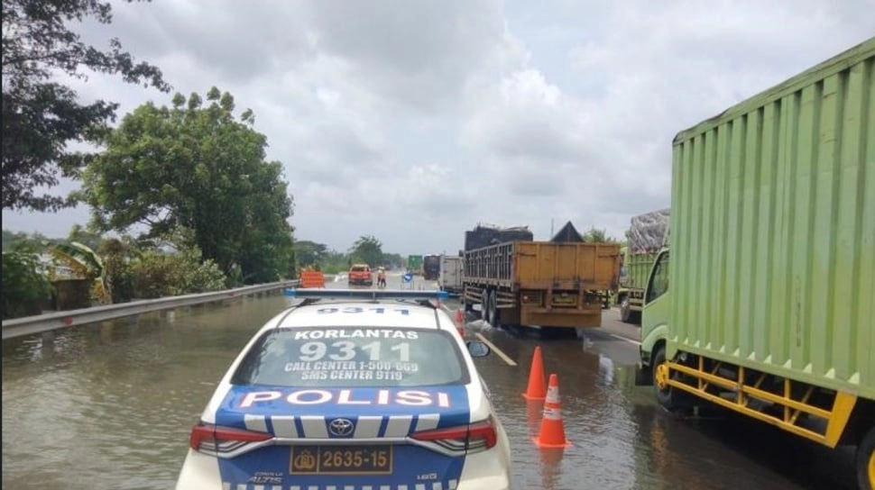 Genangan 50 Cm di KM 50 Tol TangerangMerak, PJR Alihkan Kendaraan Kecil ke Lajur 3