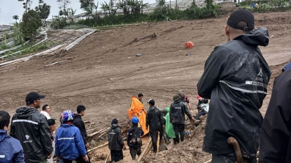 Longsor Pasirlangu: Pemkab Bandung Barat Aktifkan Status Darurat, 82 Warga Masih Dicari