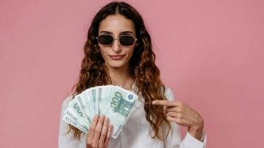 Ramalan Keuangan Zodiak 24 Januari 2026, Ini 4 Zodiak Paling Hoki di Akhir Pekan