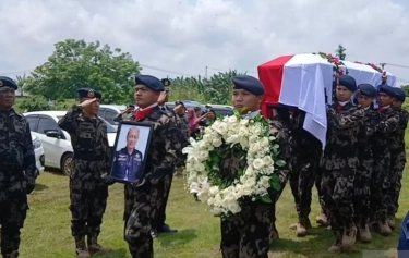 Suasana Khidmat Iringi Pemakaman Pilot ATR 42-500