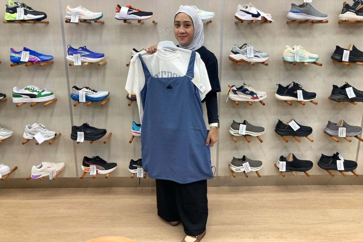 Inspirasi Tampil Sporty tapi Feminin dengan Dress Pinafore