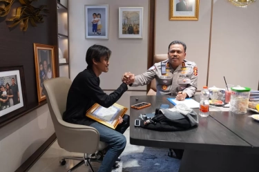 Aksi Kawal Mobil Panther yang Jalan Sendiri di Tol Japek Viral, Sopir Truk Dapat Penghargaan dari Polri