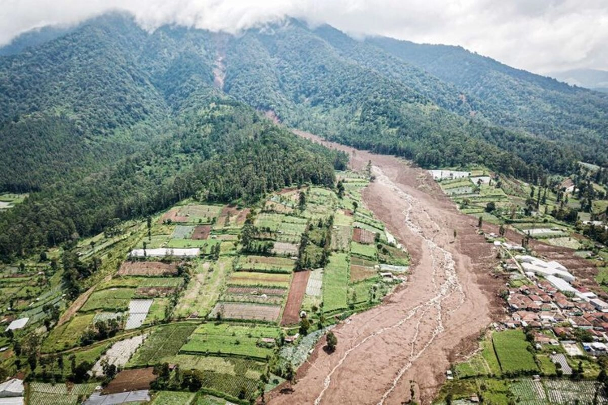 Kemensos Kirim Bantuan Longsor Bandung Barat, Ada Tenda hingga Makanan