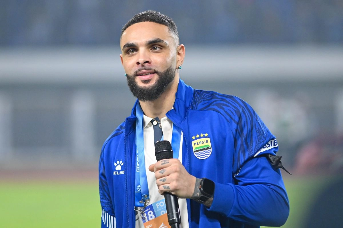 Respons Pelatih Persib soal Riwayat Cedera Layvin Kurzawa