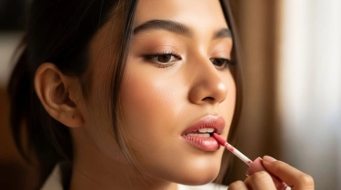 Apa Bedanya Lip Gloss dan Lip Tint? Ini 5 Pilihan yang Bisa Bikin Bibir Merona