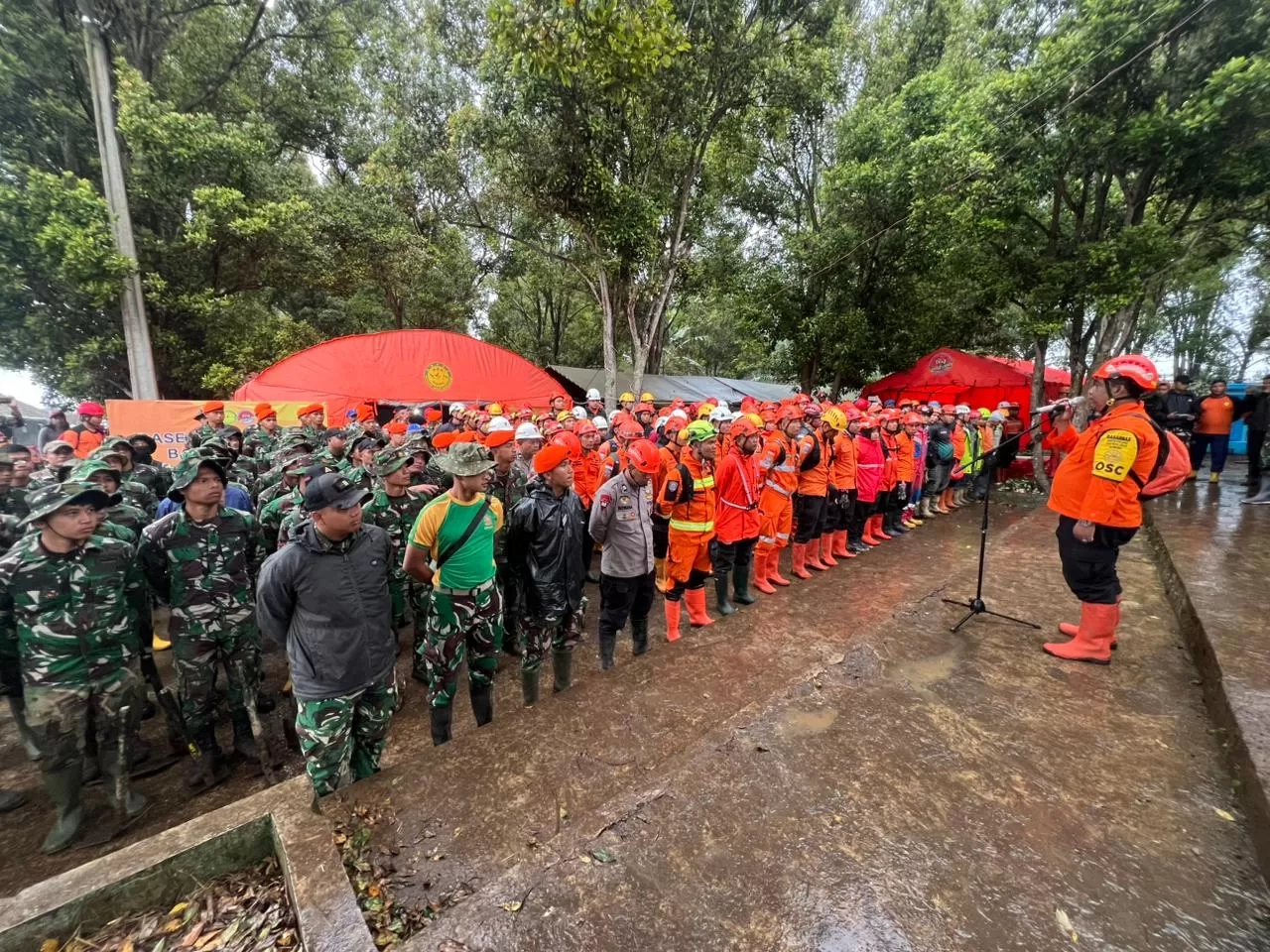 Cari 19 Personel di Lokasi Terdampak Longsor Bandung Barat, TNI AL Kerahkan 200 Prajurit  Deskripsi: TNI