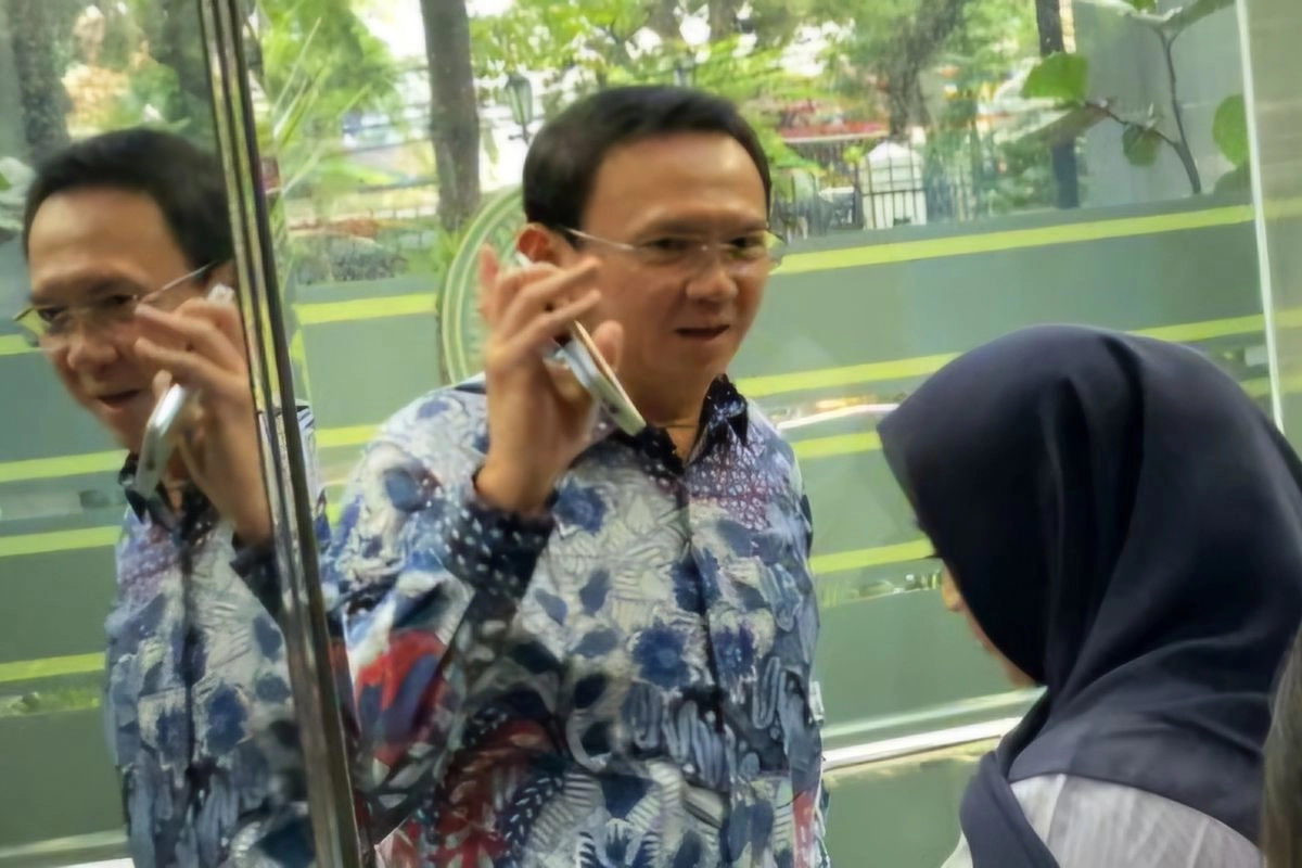 Ahok Tunjukkan Ponselnya Jelang Bersaksi di Sidang Anak Riza Chalid: Dokumen Ada di Sini