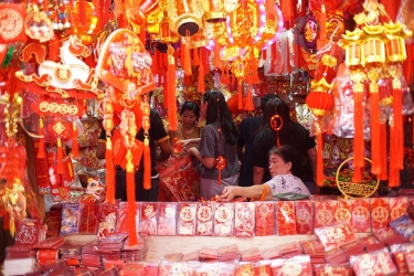 Mengapa Imlek Identik dengan Warna Merah? Ini 3 Alasan Utamanya!