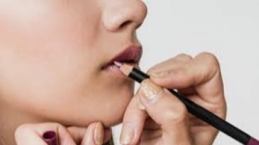 5 Rekomendasi Lip Liner untuk Samarkan Bibir Gelap Usia 40 tahun