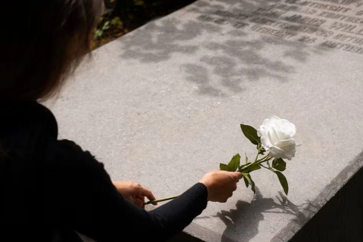 Cara Memberi Dukungan untuk Orang yang Sedang Berduka Menurut Psikolog