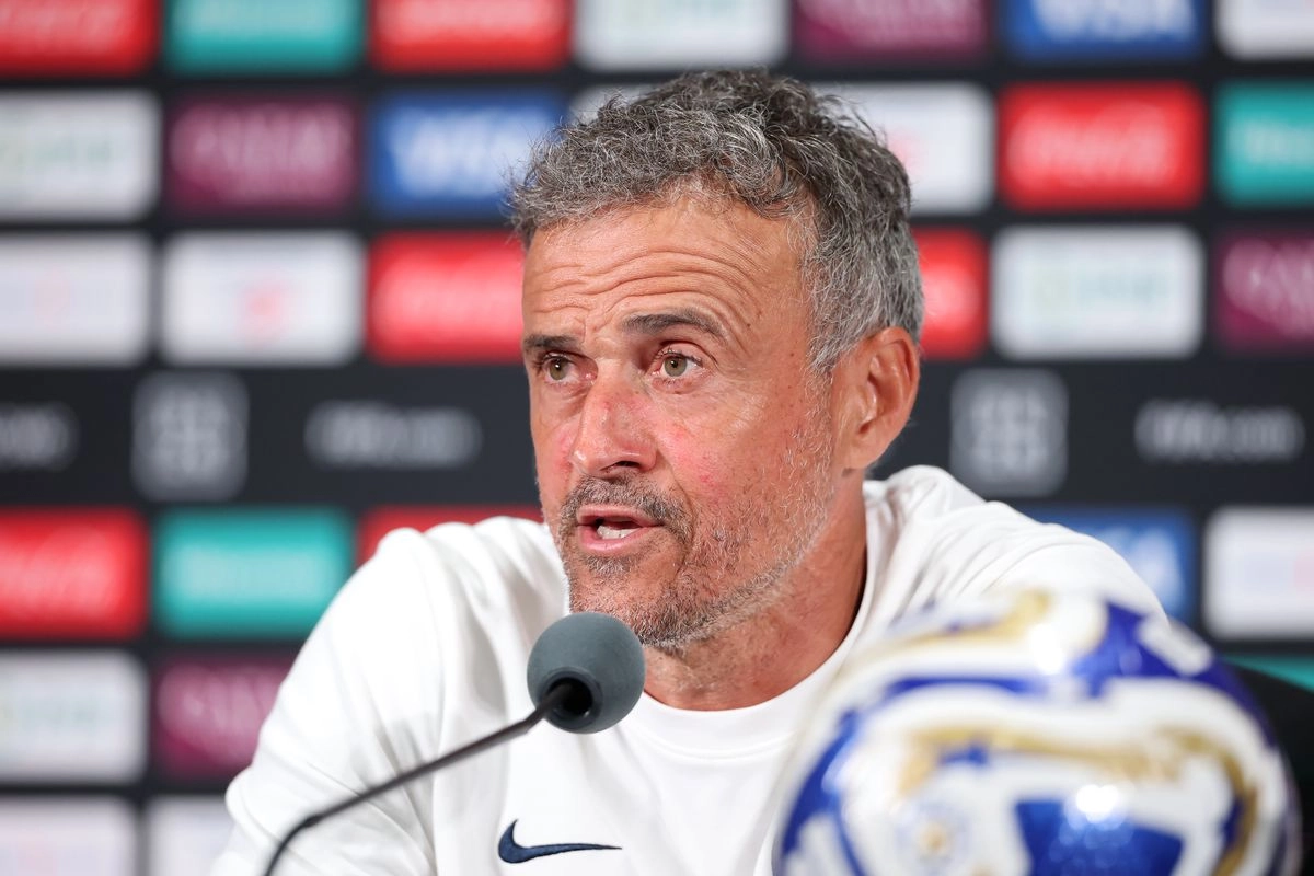 Manchester United Gigit Jari, PSG Rayu Enrique untuk Jangan Pergi