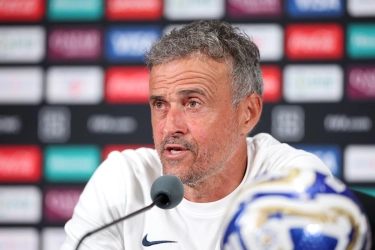 Manchester United Gigit Jari, PSG Rayu Enrique untuk Jangan Pergi