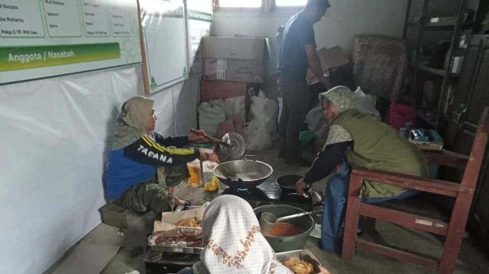 Penuhi Kebutuhan Korban Banjir di Pemalang, Kemensos Dirikan Dapur Umum dan Distribusi Bantuan