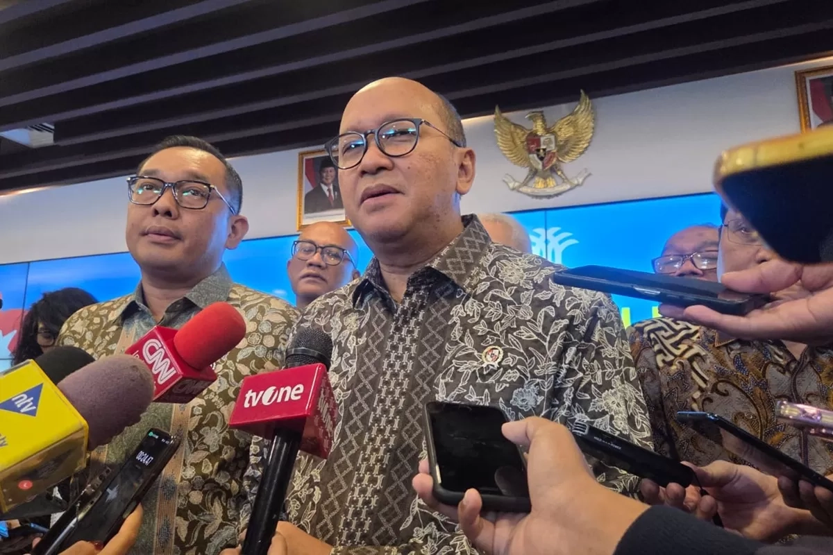 Bikin IHSG Amblas 8 Persen, Rosan Minta Laporan MSCI segera Ditindaklanjuti
