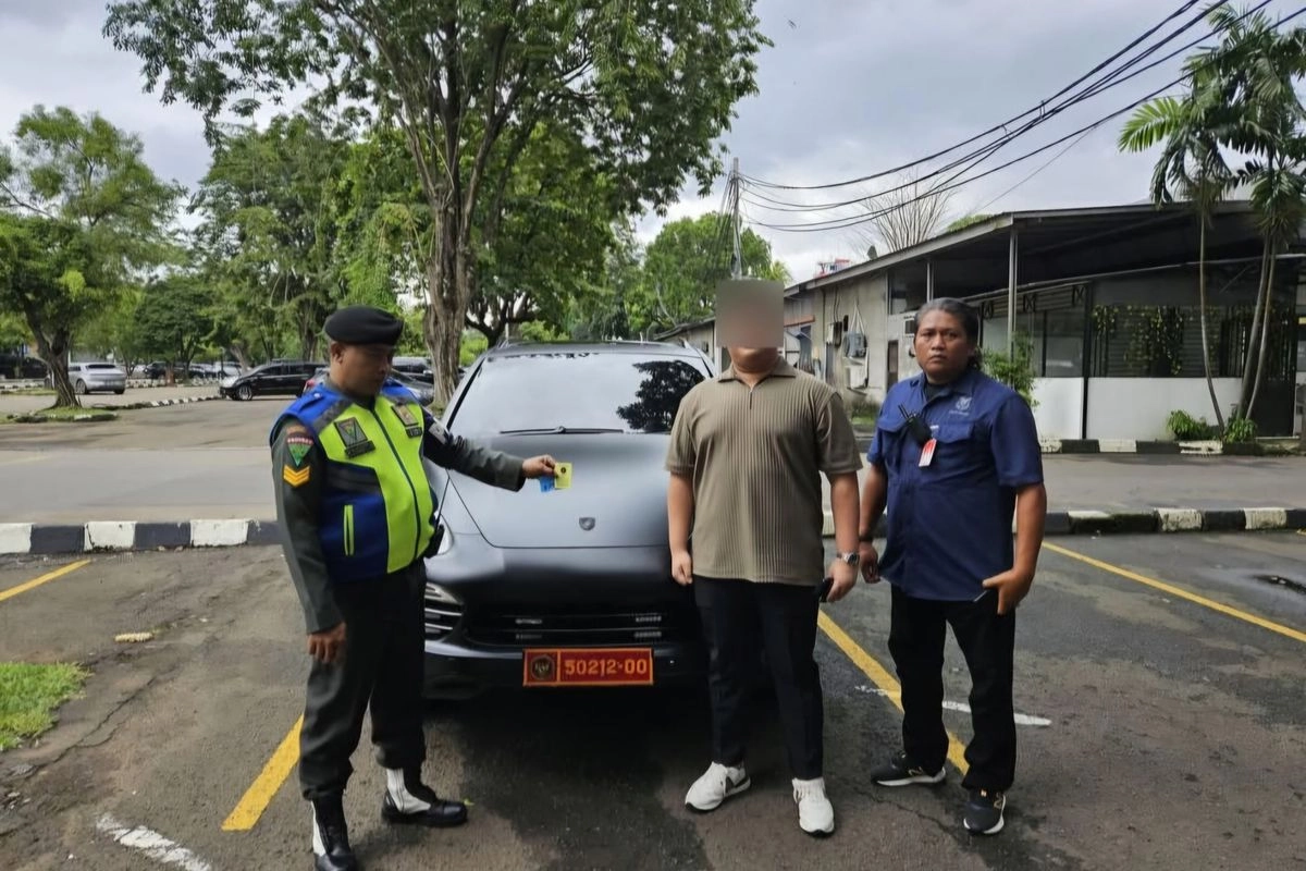Mobil Porsche Cayenne Pakai Pelat Dinas Palsu Kemhan, Pelaku Diserahkan ke Polisi