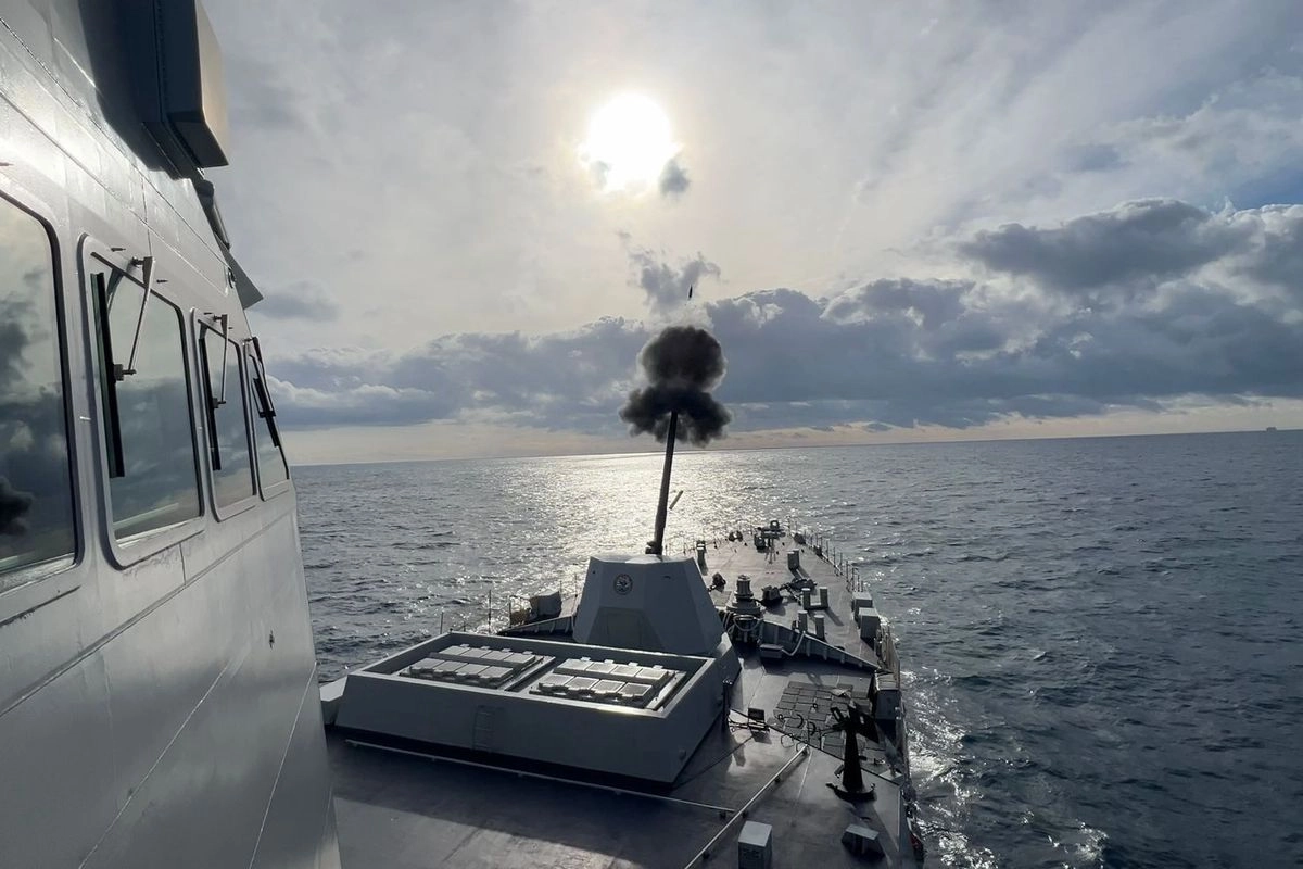 Perdana, KRI Prabu Siliwangi-321 Uji Tembak Meriam Raksasa 127 Mm