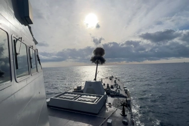 Perdana, KRI Prabu Siliwangi-321 Uji Tembak Meriam Raksasa 127 Mm