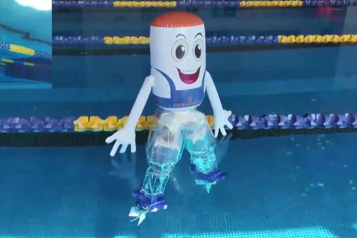 Robot Humanoid Ini Bisa Menyusut, Berenang, dan Jalan di Atas Air