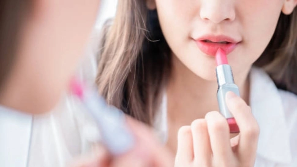 5 Rekomendasi Merk Lipstik saat Puasa untuk Melembapkan Bibir Kering